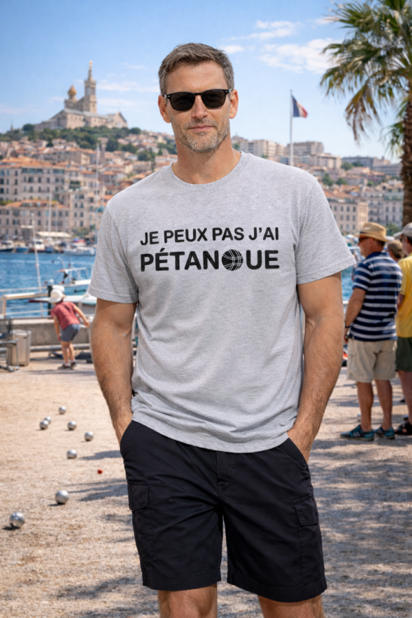 ChatGPT Image 4. feb. 2026, 20_33_05 T-SHIRT “JE PEUX PAS J’AI PÉTANQUE”